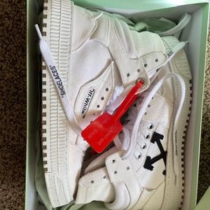 Off-White Womens size 7 High Top Sneaker